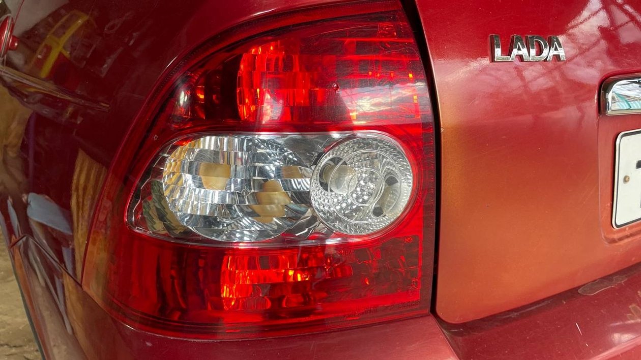 Нанесите это на фары - и свет будет как у нового авто: даже глухая желтизна и муть исчезнут за 5 минут без полировки ИА KrasnodarMedia