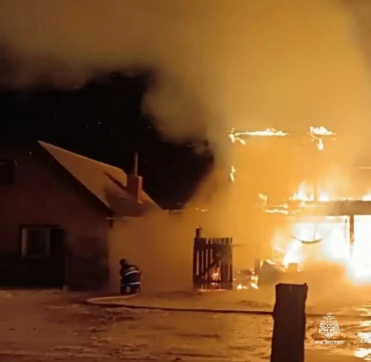 В Хужире на Байкале женщина выпрыгнула из окна горящего дома и получила травму МЧС по Иркутской области