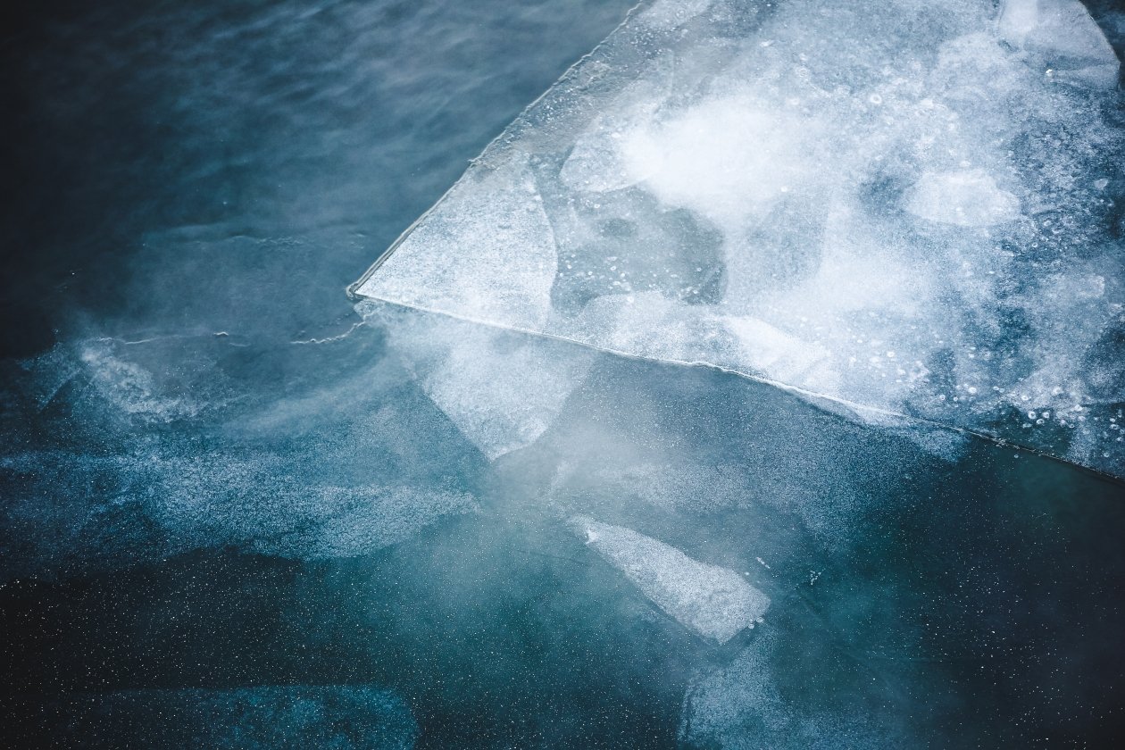 Водители стали чаще выезжать на лед водоемов в Иркутске Юлия Ушакова, ИА IrkutskMedia