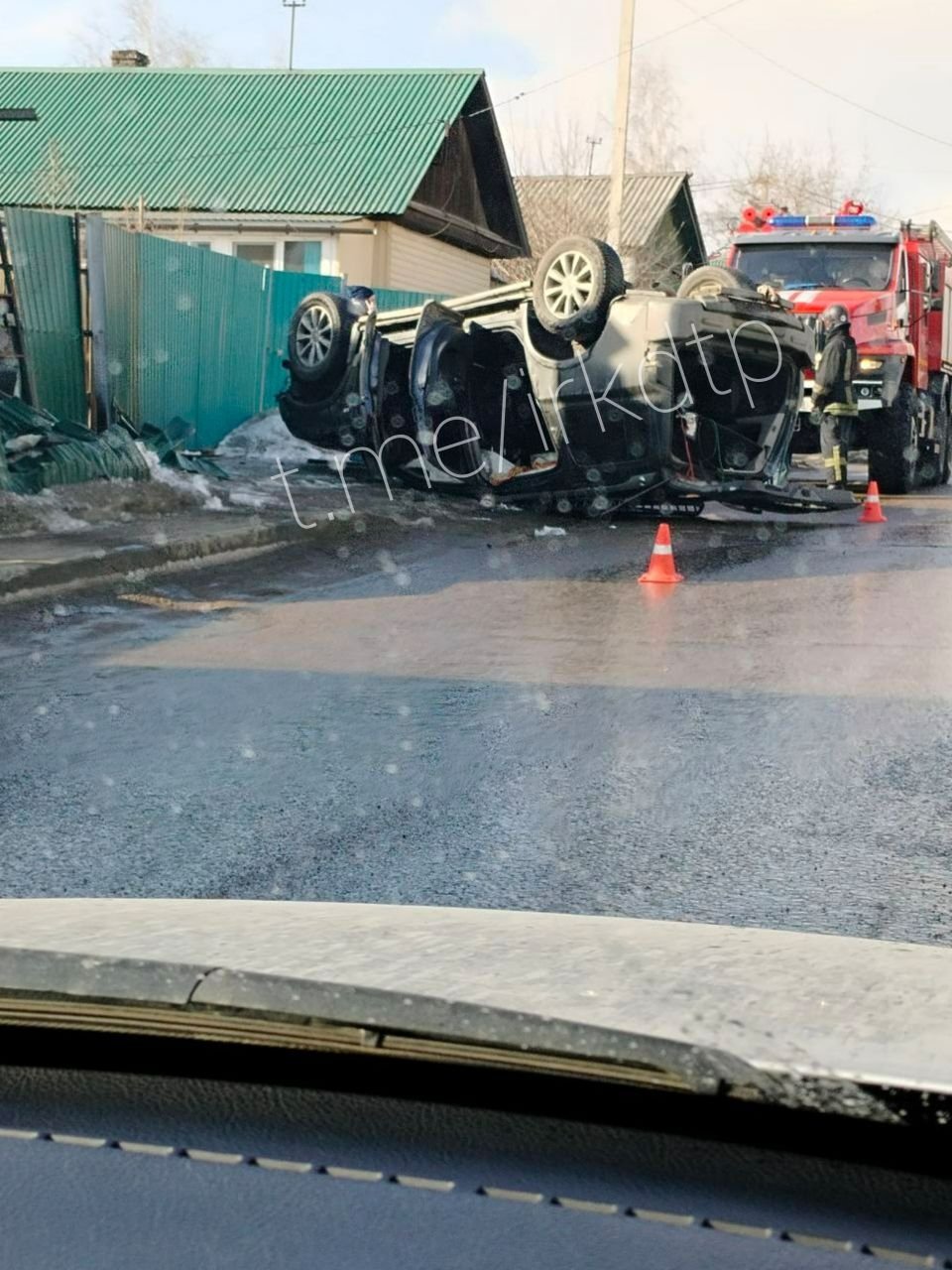 Автомобиль перевернулся на крышу после ДТП в Предместье Радищева Иркутска ДТП 38RUS в тг (18+)