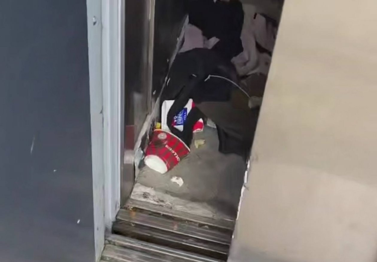 Вандалы выломали двери и сожгли камеру в лифте в подземке Краснодара t.me/deptrans_krd