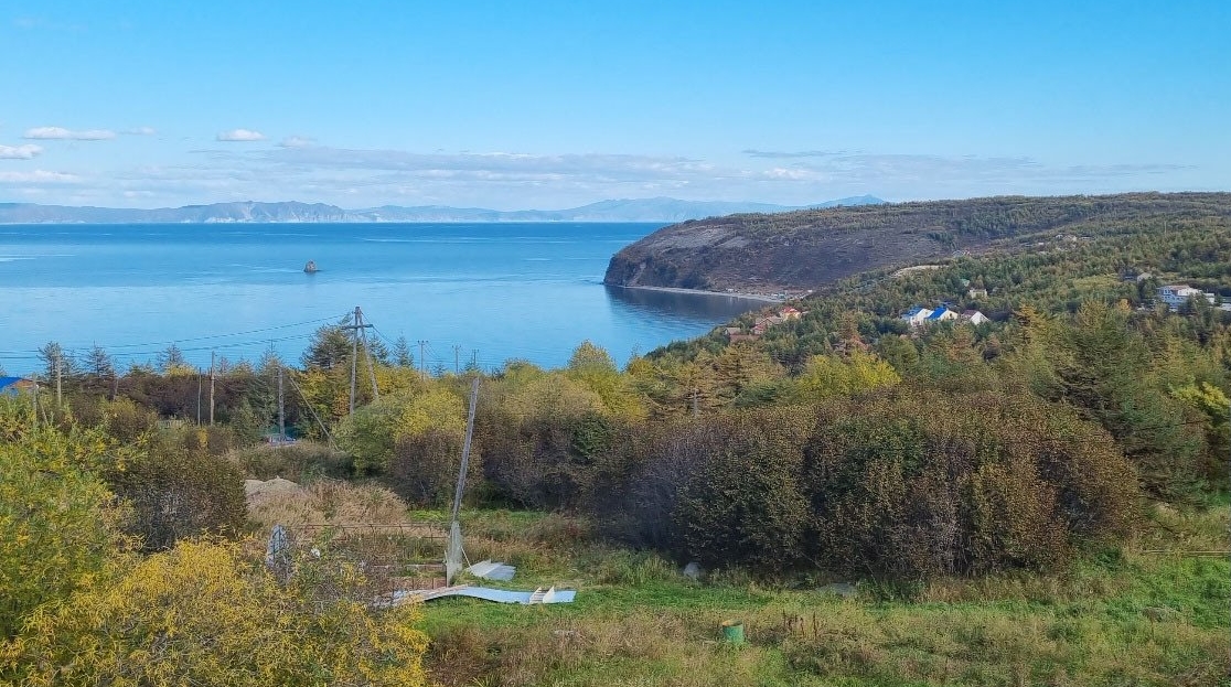 Монах и мыс Красный. На узкой полоске берега расположен городок. 2025 год из архива Коровского Л.А.