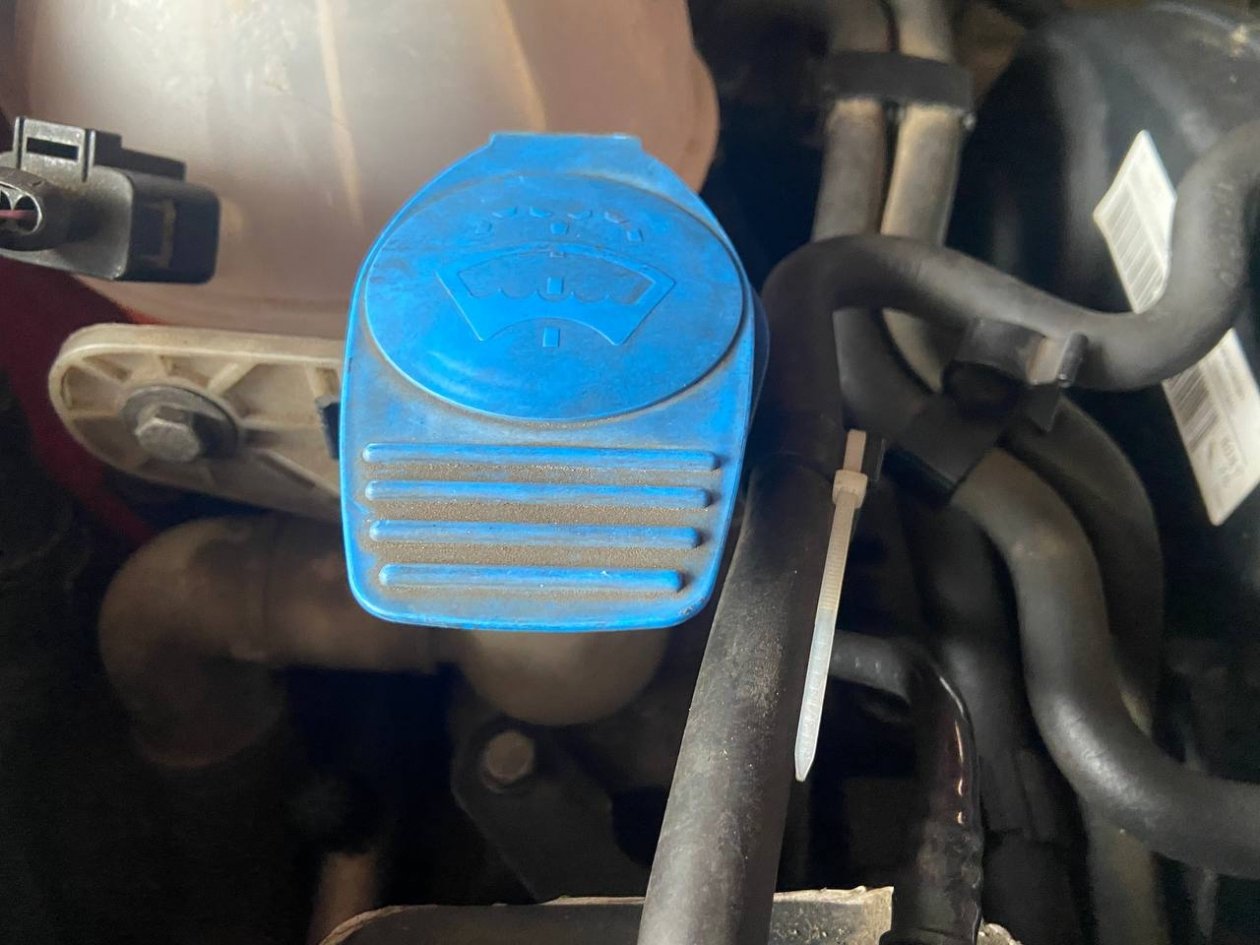 200 мл в воду - лобовое поставит рекорд по чистоте: заливаем в бачок омывателя ИА KrasnodarMedia