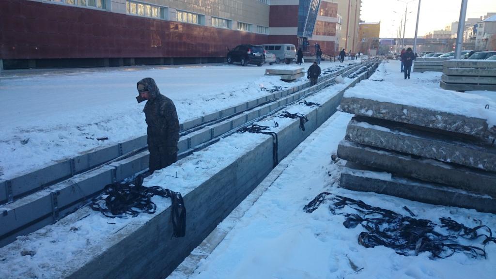 Игорь Никифоров отчитал дорожников за несвоевременную сдачу улицы Федора Попова в Якутске, Фото с места события собственное