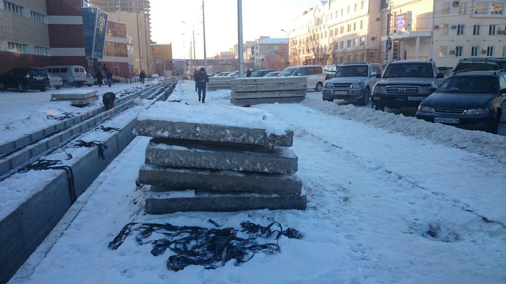 Игорь Никифоров отчитал дорожников за несвоевременную сдачу улицы Федора Попова в Якутске, Фото с места события собственное