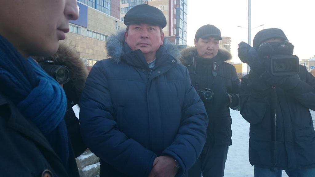 Игорь Никифоров отчитал дорожников за несвоевременную сдачу улицы Федора Попова в Якутске, Фото с места события собственное