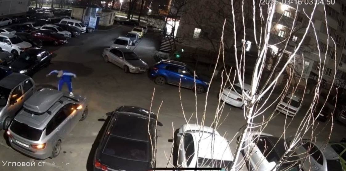 Появилось видео ночного забега подростков по машинам в Краснодаре t.me/bvk_mkr_vostochka