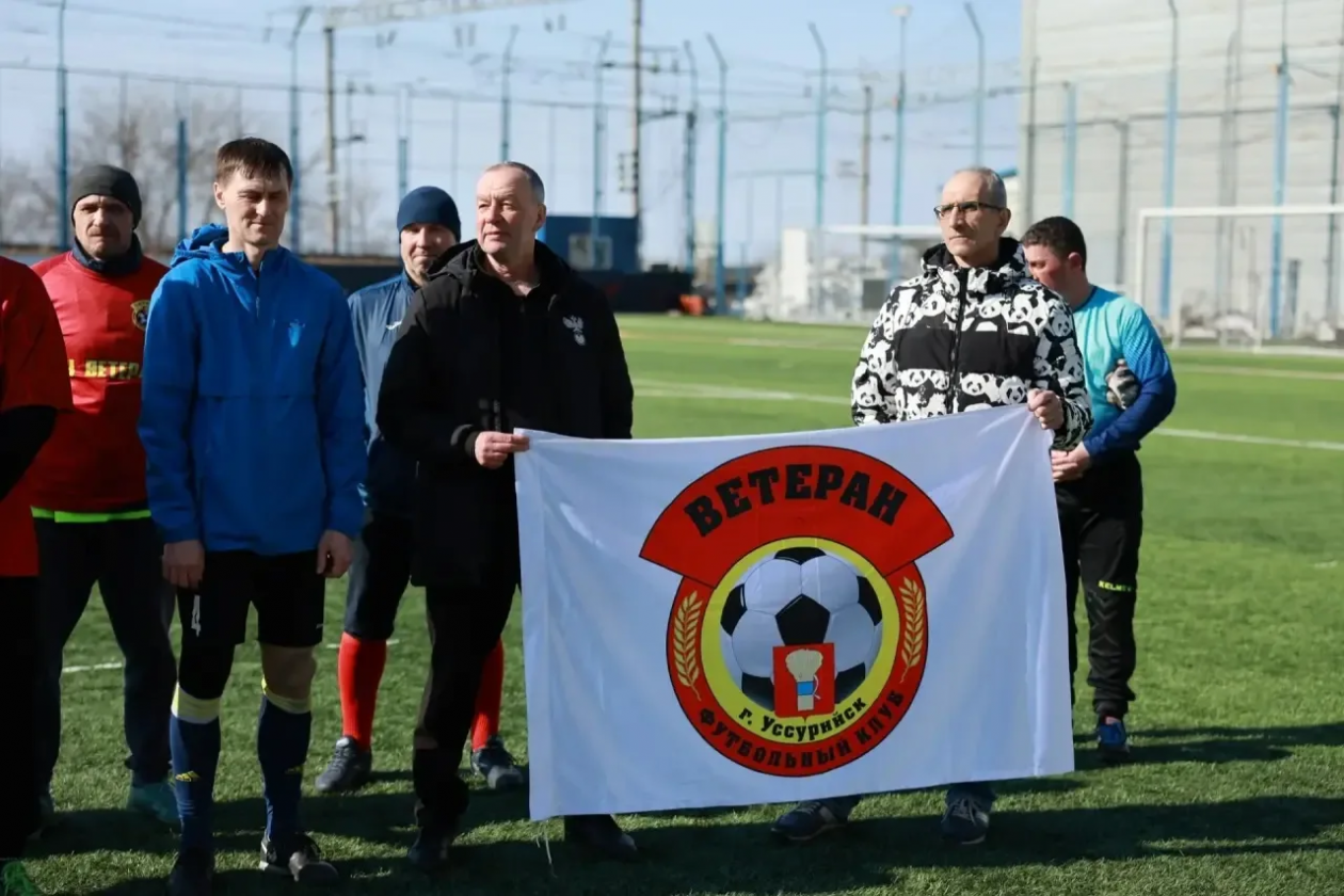 Уссурийцы на турнире по мини-футболу среди ветеранов предоставлено клубом &quotВетеран&quot