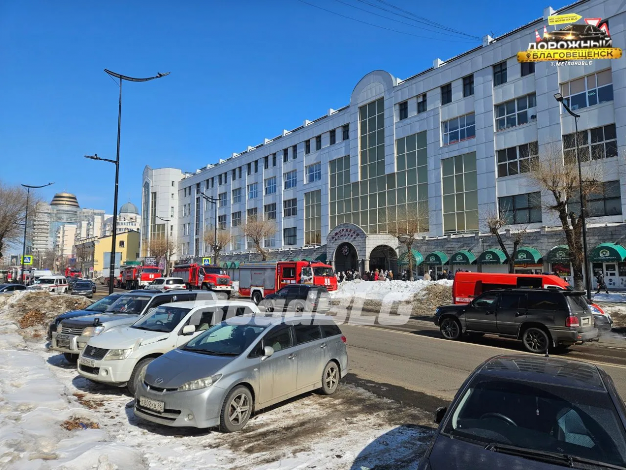 На первом этаже &quotАмурской ярмарки&quot сильное задымление телеграм-канал &quotДорожный Благовещенск&quot (18+)