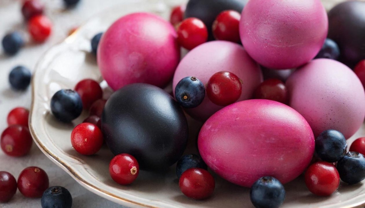 Яйца на Пасху крашу ягодой - 1 минута в сладкой ванночке, и цвет шикарный ИИ GigaChat (18+)