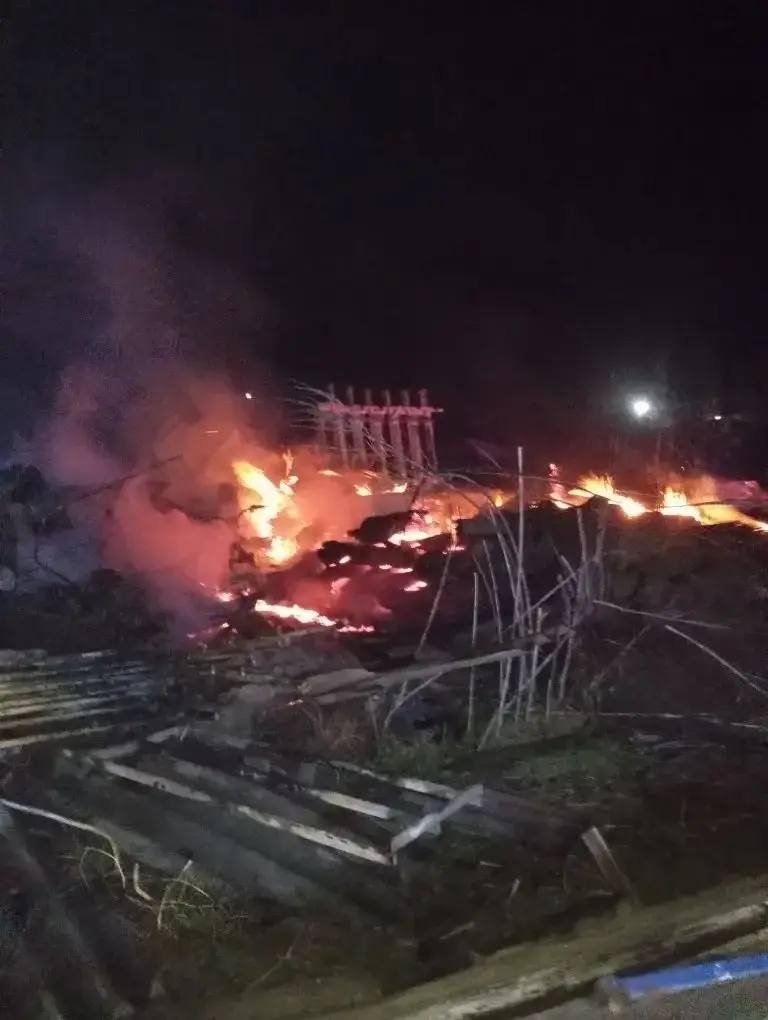 Три часа тушили постройку с пиломатериалами, спасая соседний дом, на Ставрополье пресс-служба ПАСС СК