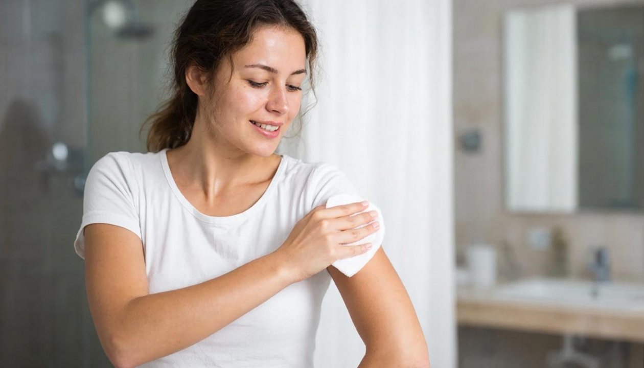 Смочите ватку и протрите подмышки - блокирует запах пота на весь день ИИ Kandinsky (18+)