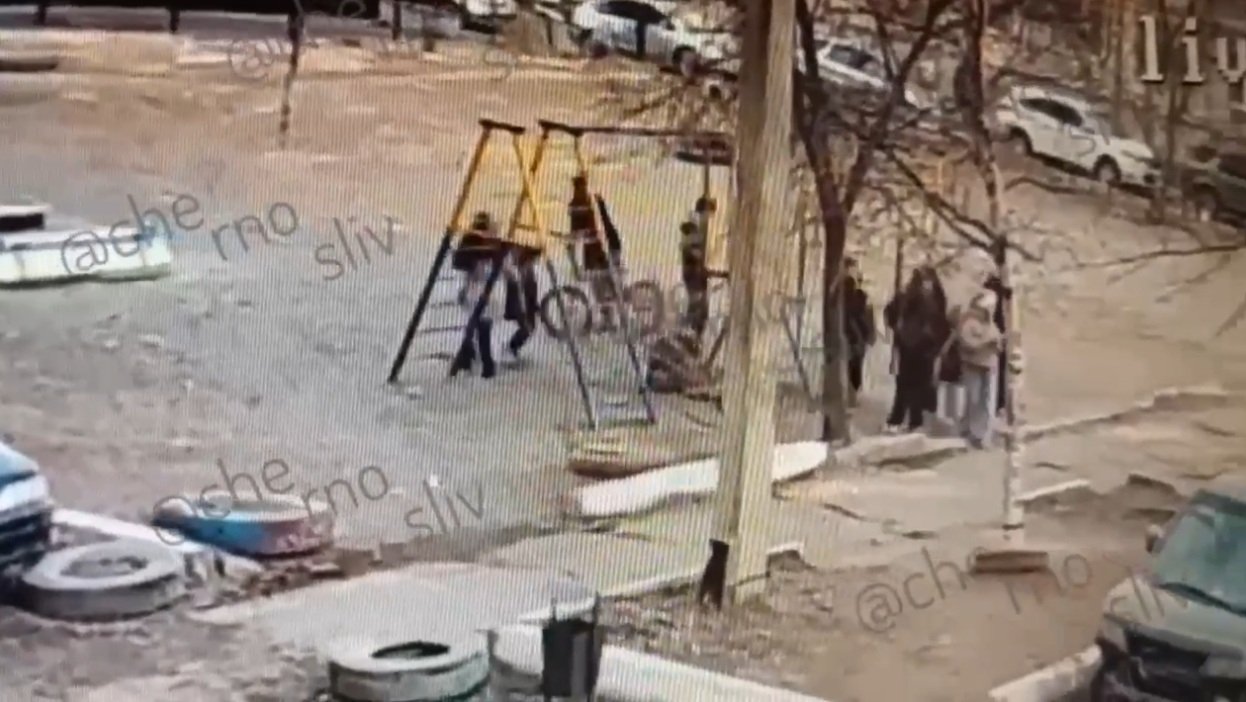 Дети напали на девочку во вдоре дома по улице Горького скриншот видео