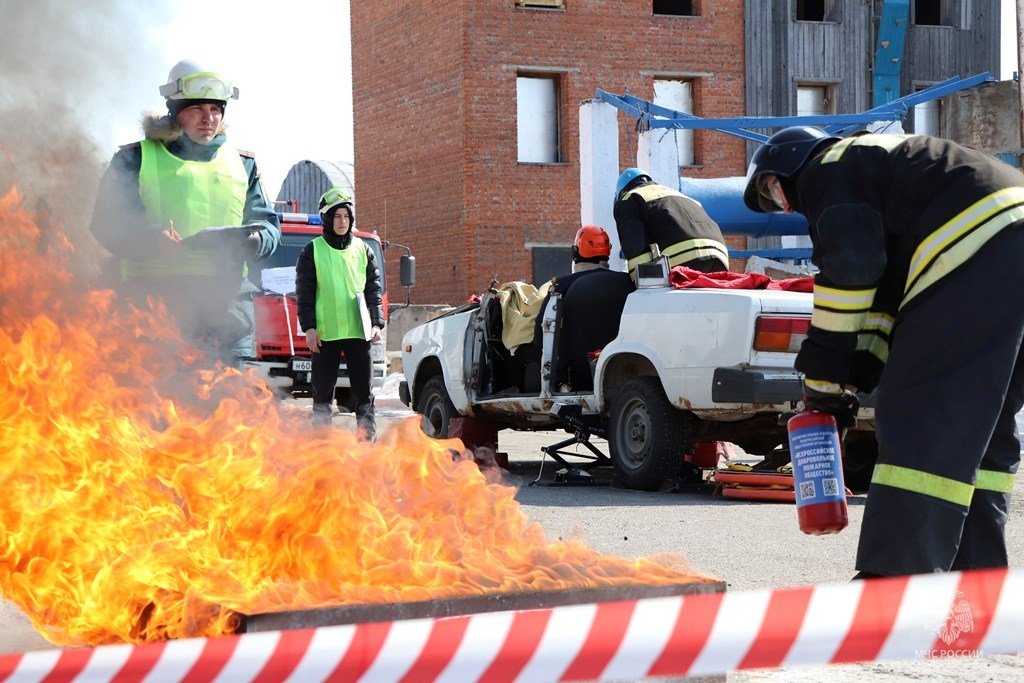 ​Десять условно пострадавших в ДТП водителей и пассажиров спасли сотрудники МЧС в Хабаровске Предоставлено пресс-службой ГУ МЧС России по Хабаровскому краю