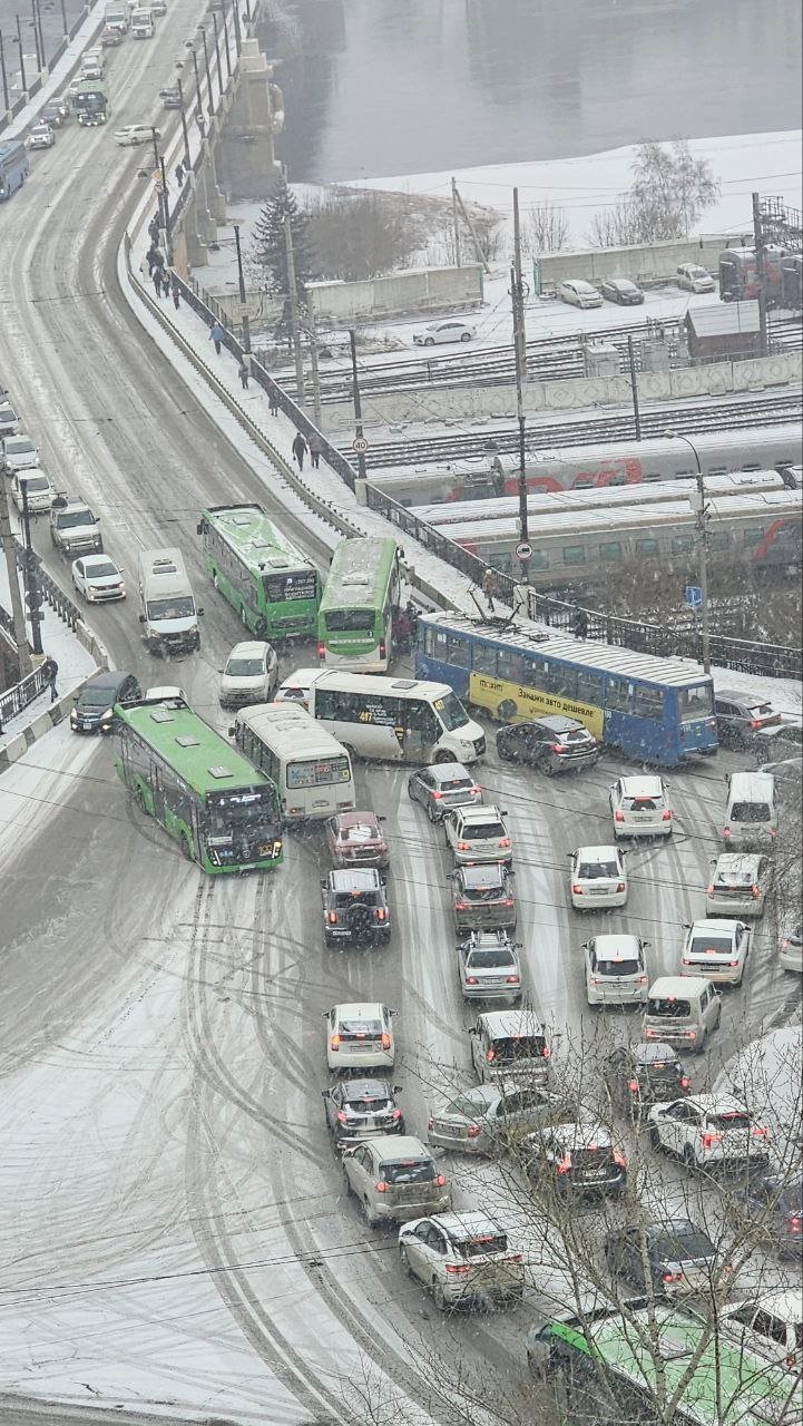 Глазковский мост в Иркутске &quotвстал&quot после второго ДТП за утро Тг-канал (18+) ДТП38RUS