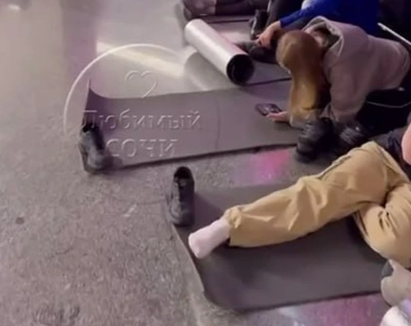 Матрасы для детей и коврики для взрослых пассажиров выдали в аэропорту Сочи t.me/love_sochi