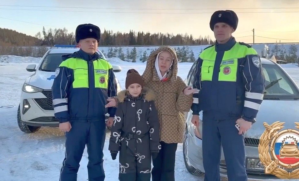 Машина слетела с дороги: в Приангарье сотрудники ГАИ помогли женщине с ребенком Отдел пропаганды УГИБДД России по региону