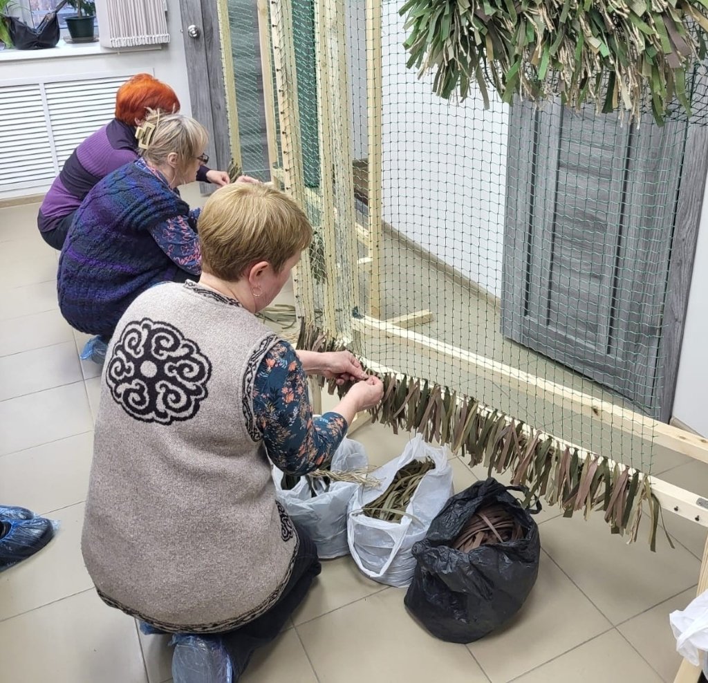 Депутат думы Иркутска вручил благодарственные письма волонтерам центра помощи бойцам СВО Пресс-служба думы Иркутска