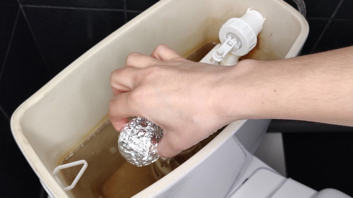 Бросьте шарик фольги в унитаз: 3-летняя проблема исчезнет за 15 минут дзен-канал &quotСоветы для дома&quot (12+)