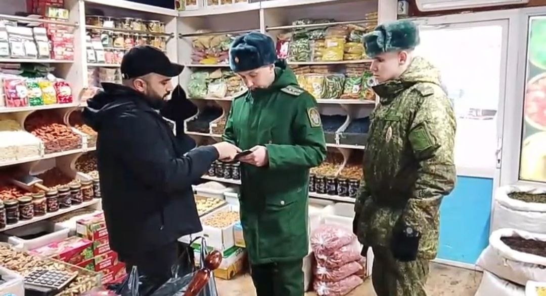 Проверка документов. Скриншот видео предоставлено военным следственным отделом СК России по Уссурийскому гарнизону