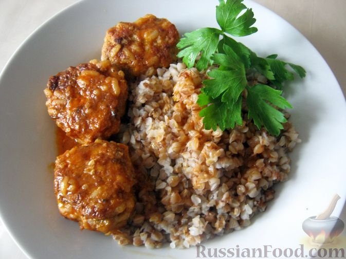 Просто возьмите фарш, лук и морковь: приготовьте аппетитные тефтельки с рисом в томатном соусе - объедение на все времена russianfood.com