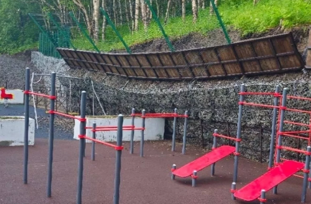 Обрушившаяся подпорная стенка на детской площадке Соцсети (18+)