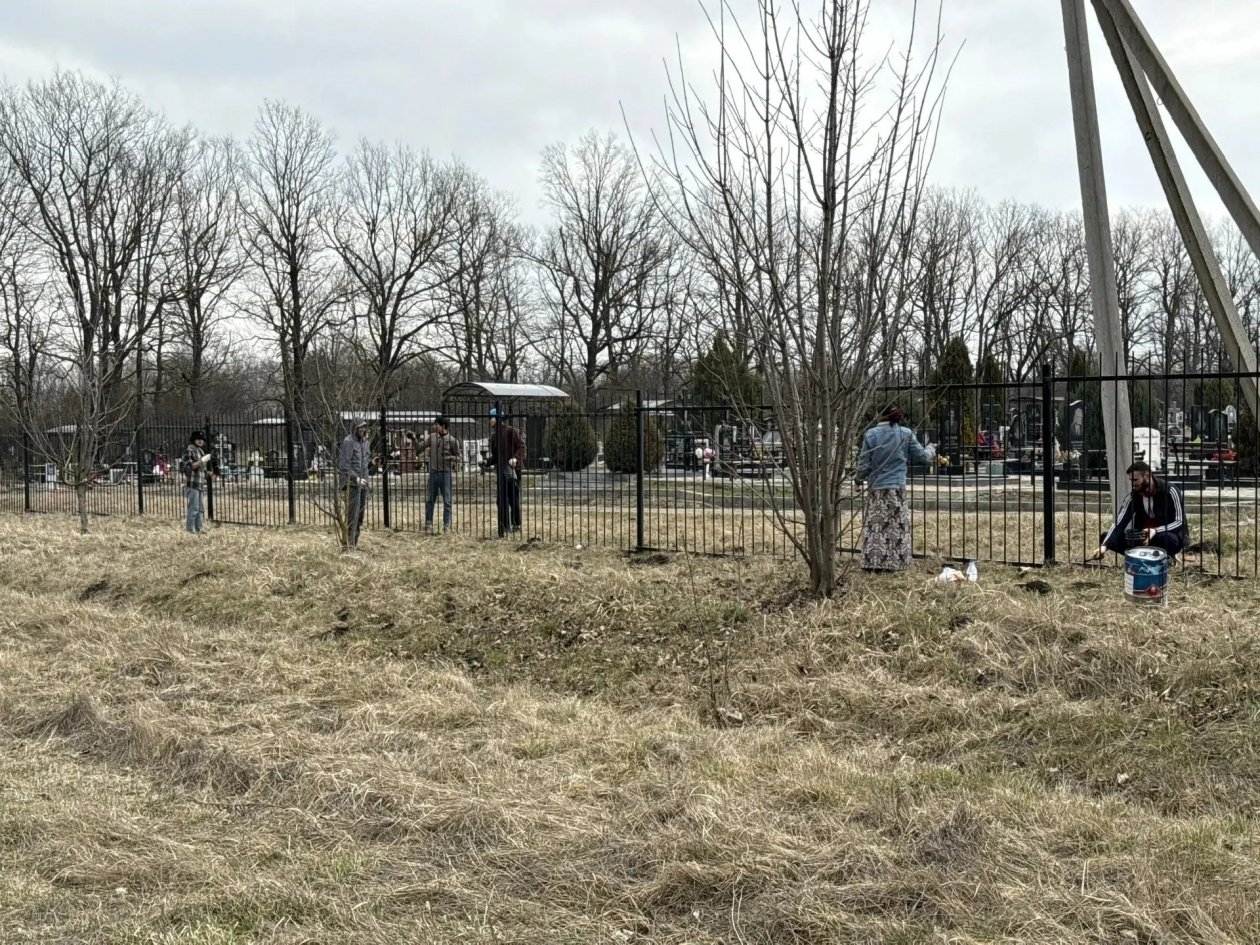 Вывозят мусор и красят ограждения: кладбища Ставрополя готовят к Пасхе Пресс-служба мэрии Ставрополя