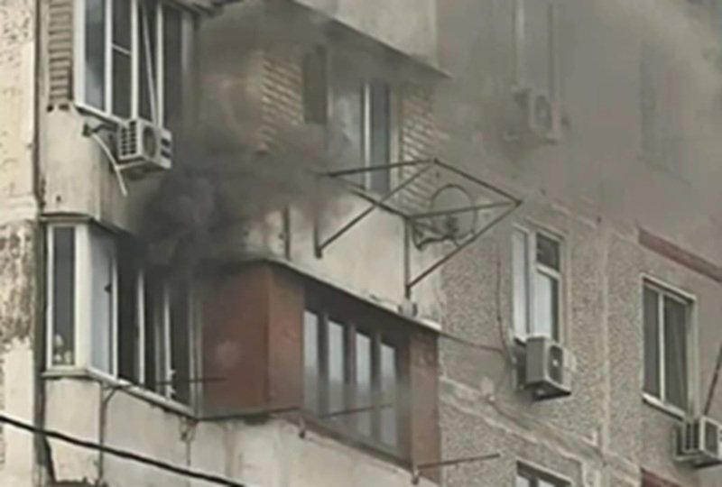 Пожарные вынесли троих человек из задымленной высотки t.me/life_nvrsk