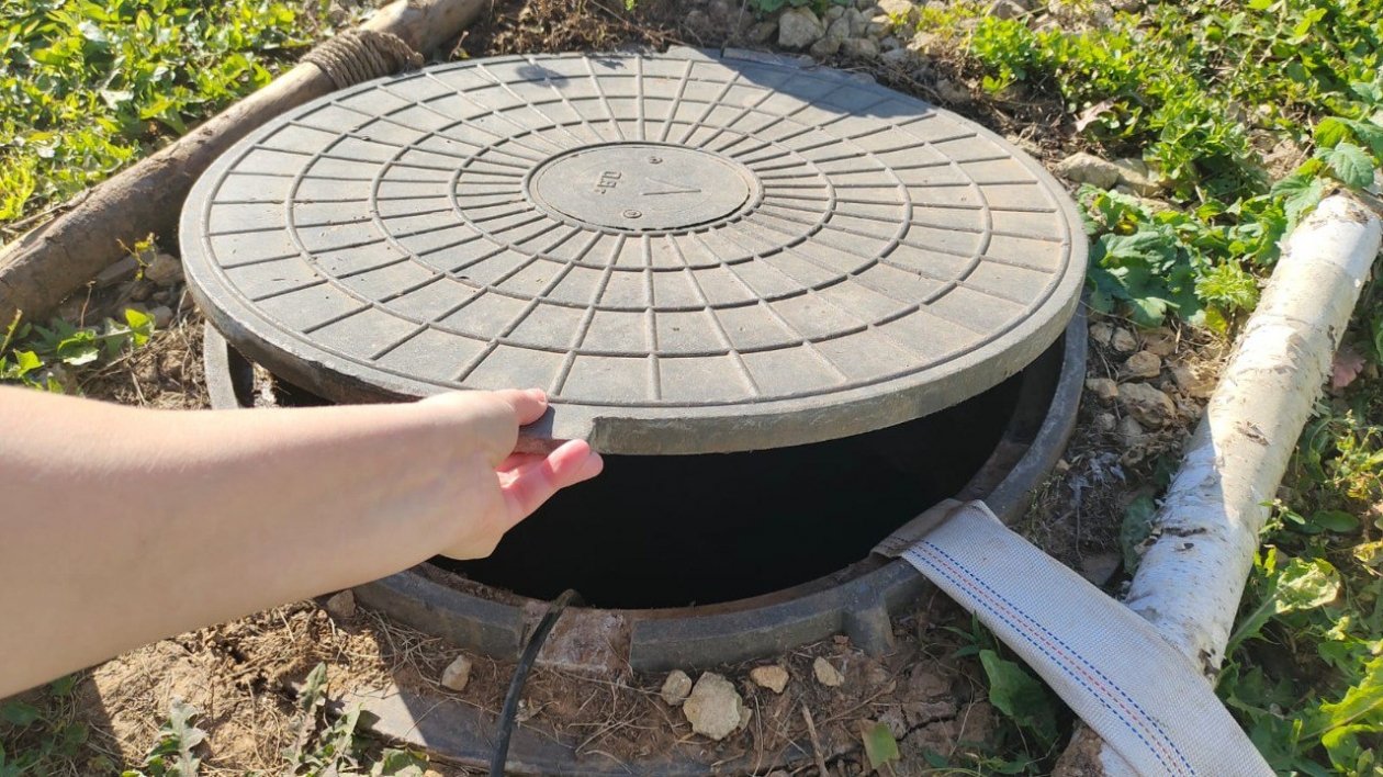 Забыл про вызов ассенизаторов и сэкономил целое состояние: &quotвечный&quot септик из старых покрышек и насоса ИА StolicaMedia