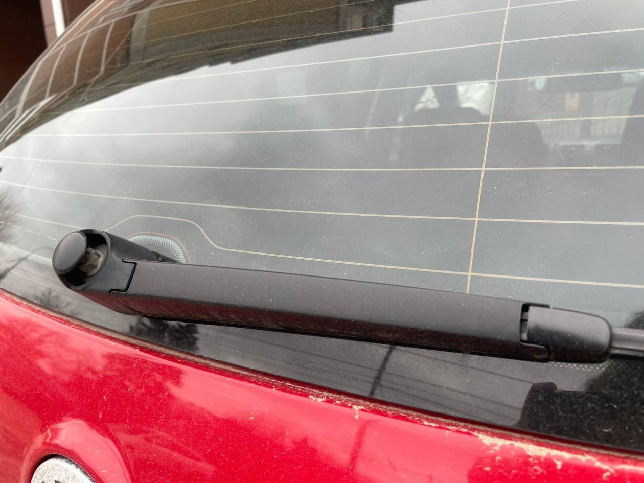 Не покупайте новые дворники: как восстановить старые резинки до состояния &quotлюкс&quot - нужны только наждачка и спирт ИА KrasnodarMedia