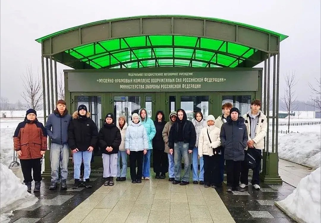 Пятнадцать школьников из Усть-Омчуга отправились в Москву за успехи в учебе 