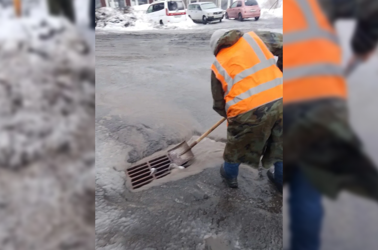 Бригады ручного труда чистят ливневые канализации пресс-служба Администрации ПКГО