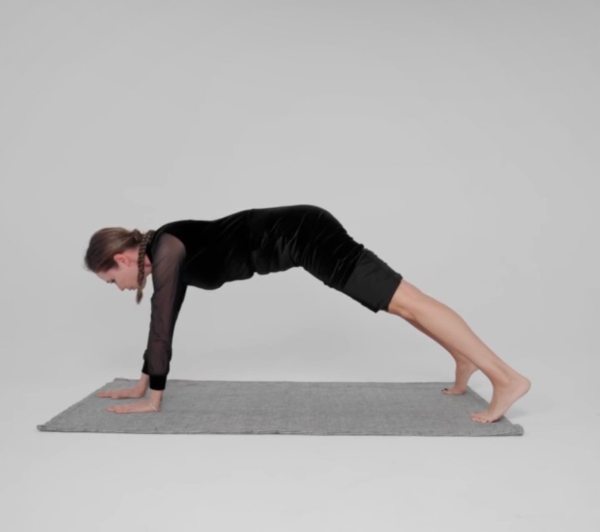 Ляйсан Утяшева показала упражнение на основе планки стоп-кадр из видео. телеграм-канал (18+) Ляйсан Утяшевой