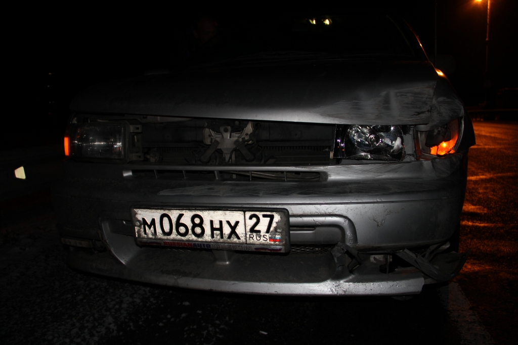 Автолюбитель, уходя от "лобового" протаранил отбойник Амурского моста в Хабаровске, Фото с места события собственное