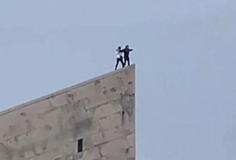 Кощунственный перформанс на мемориале взбудоражил горожан Скриншот видео из соцсетей