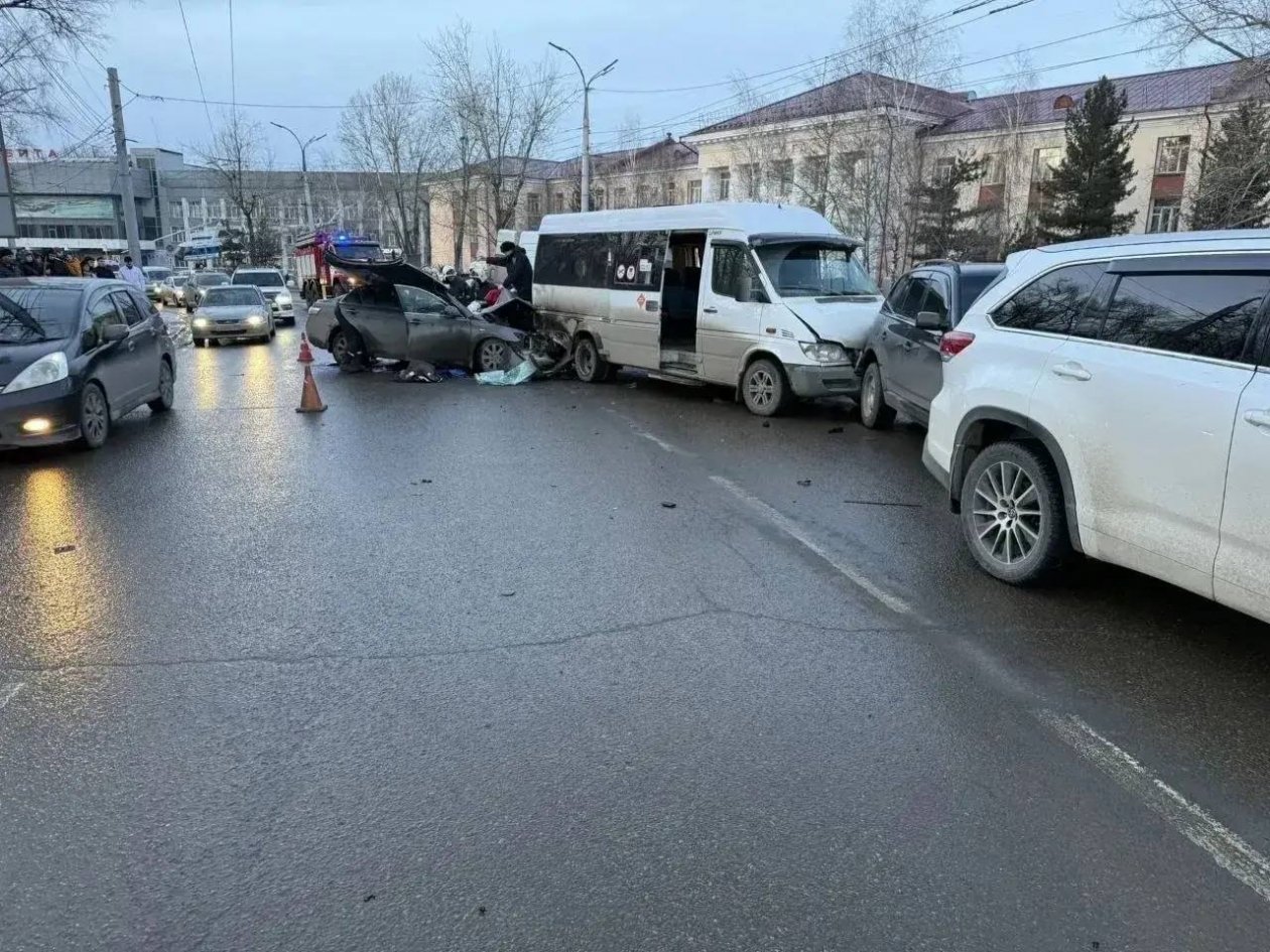 Трое детей госпитализированы после массового ДТП с маршруткой в Иркутске Пресс-служба ГУ МВД России по Иркутской области