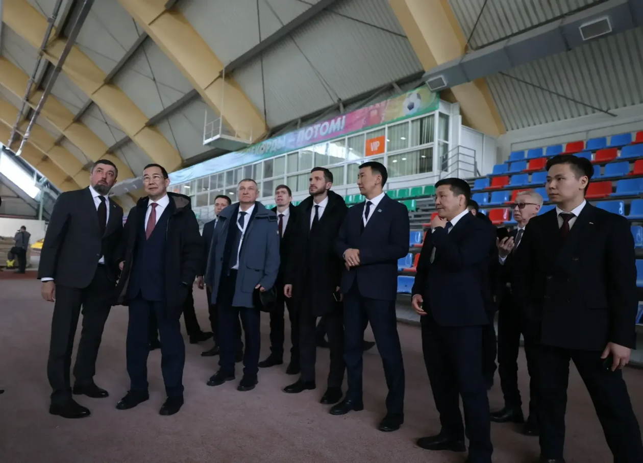 Глава Якутии проверил ход реконструкции стадиона &quotГорняк&quot в Нерюнгри Андрей Сорокин, ЯСИА