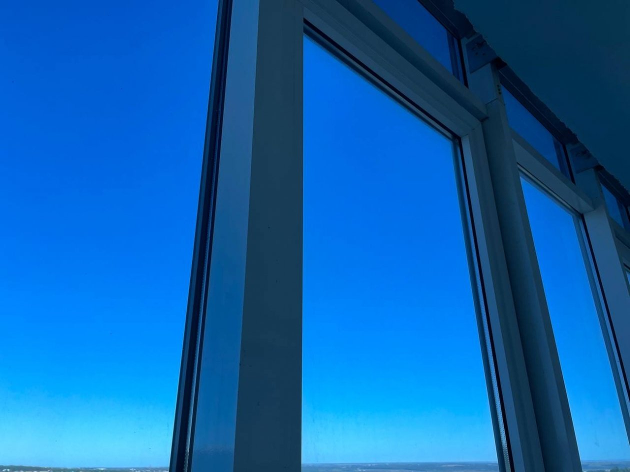 Смешала 2 аптечных средства — и окна прозрачные, будто их нет: &quotневидимый щит&quot отталкивает пыль и дождь полгода ИА KrasnodarMedia