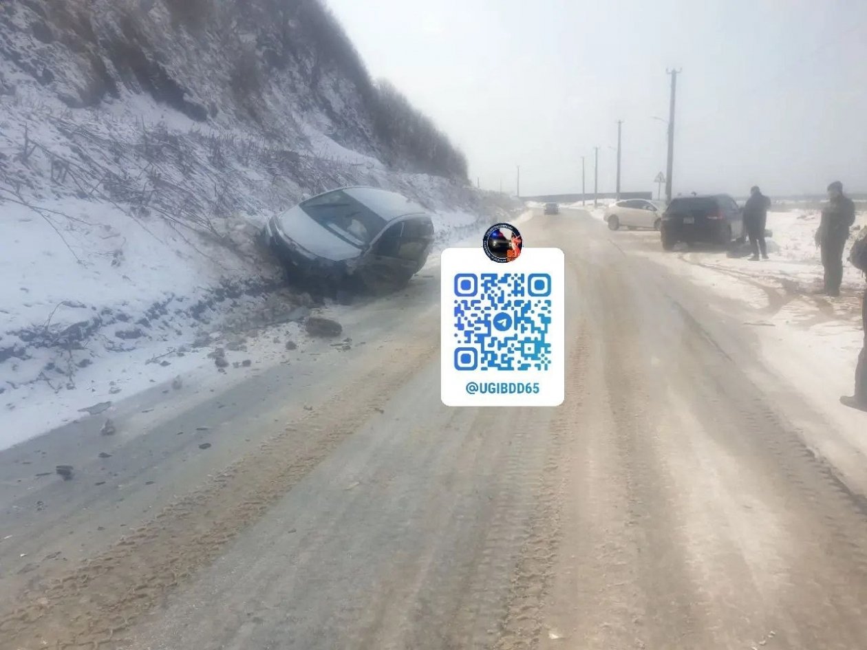 Два автомобиля столкнулись в районе опоры линии электропередачи в Невельске пресс-служба Госавтоинспекции Сахалинской области