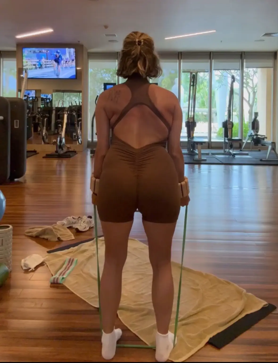 стоп-кадр из видео. телеграм-канал Регины Тодоренко (18+)