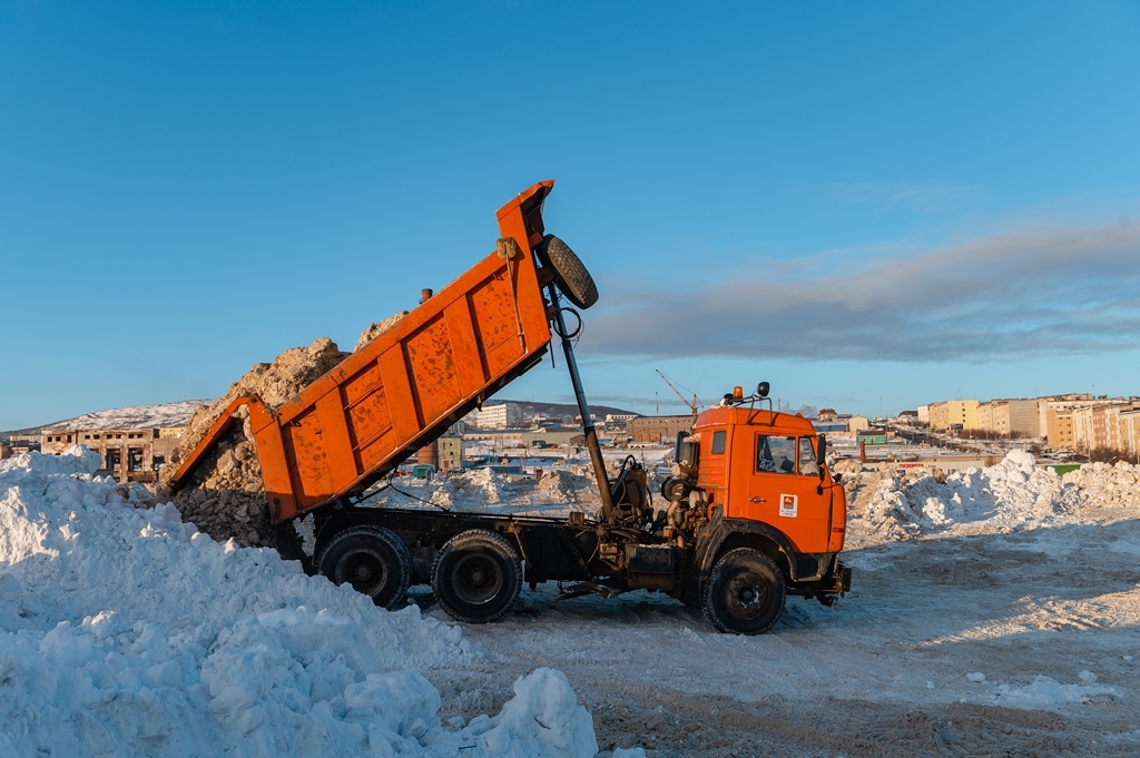 В Магадане продолжается расчистка от снега участков улично-дорожной сети Источник