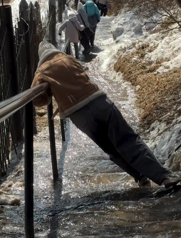 Иркутянка показала опасный спуск к Байкалу в поселке Листвянка Из социальных сетей девушки