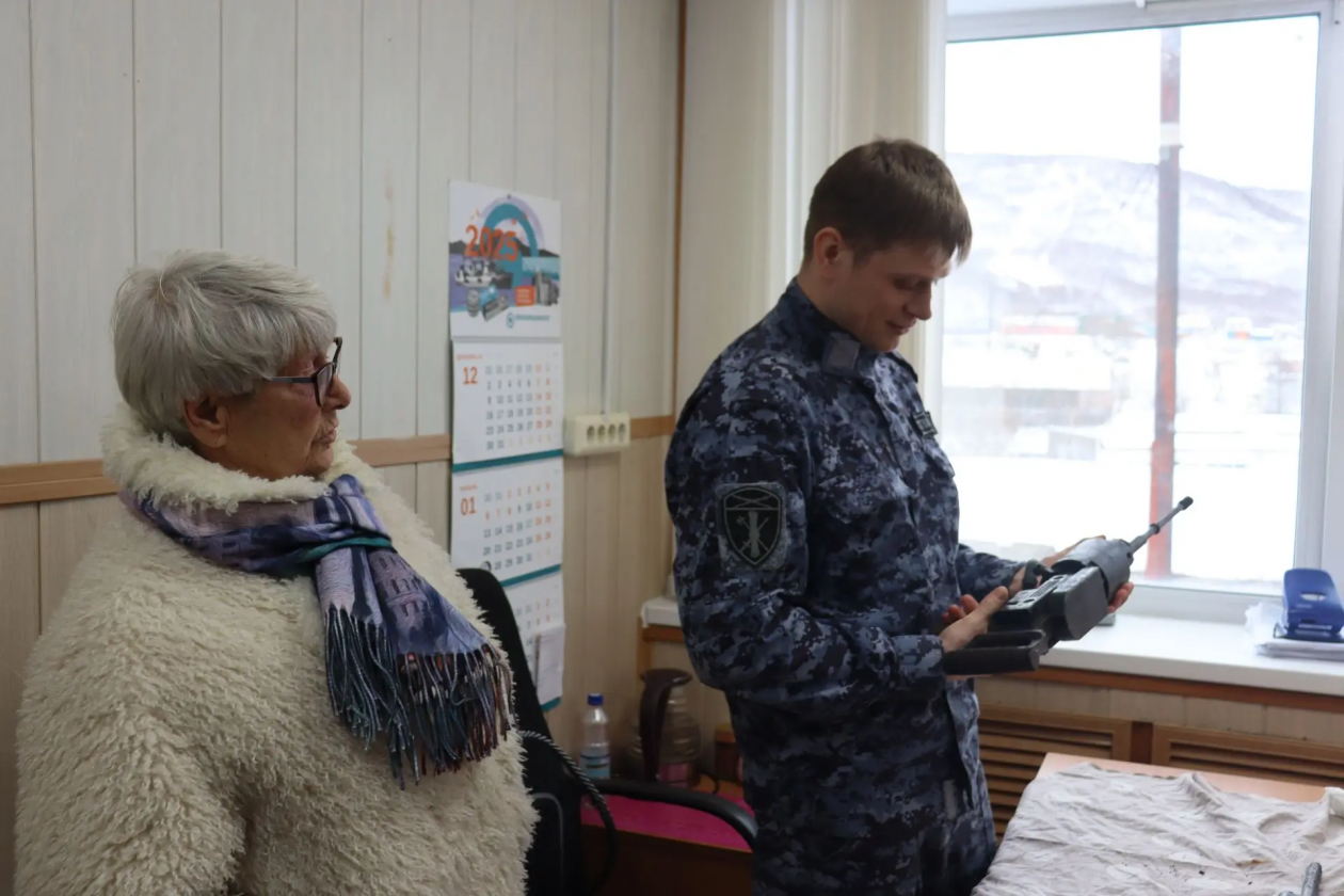 историк Ирина Витер сдаёт авиационный пулемет времён Второй мировой войны пресс-служба Росгвардии Камчатского края