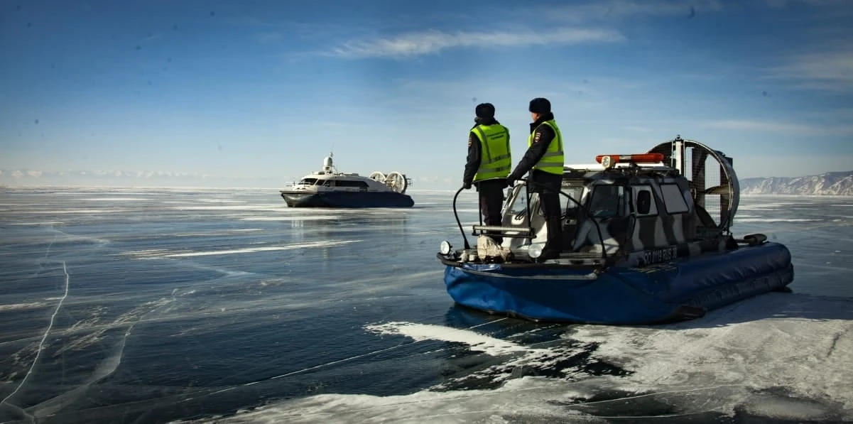 Шесть водителей незаконно выехали на лёд Байкала в минувшие выходные Пресс-служба Восточно-Сибирского ЛУ МВД России на транспорте