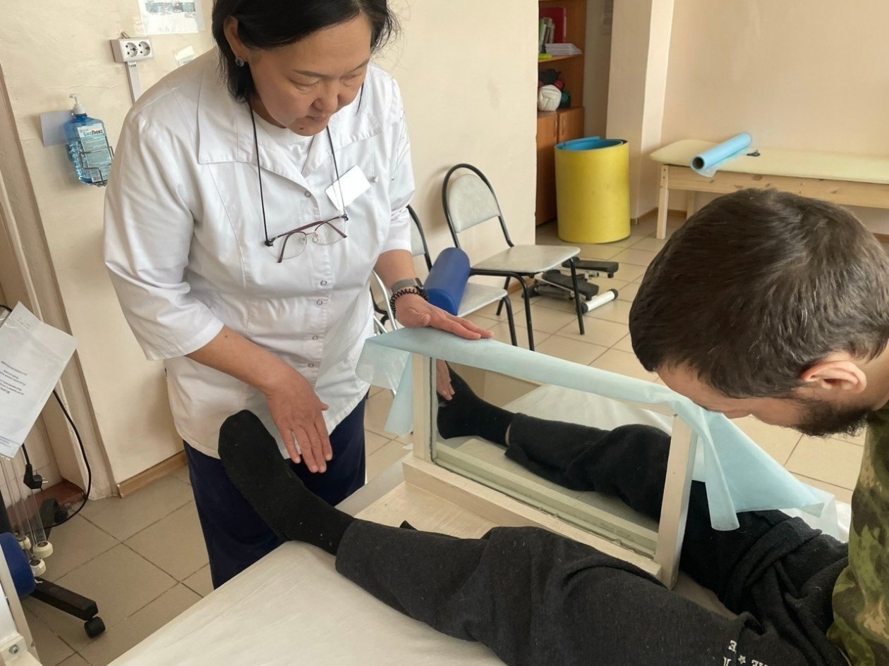 В Бурятии врачи лечат параличи и фантомные боли с помощью зеркала БСМП им. В.В. Ангапова