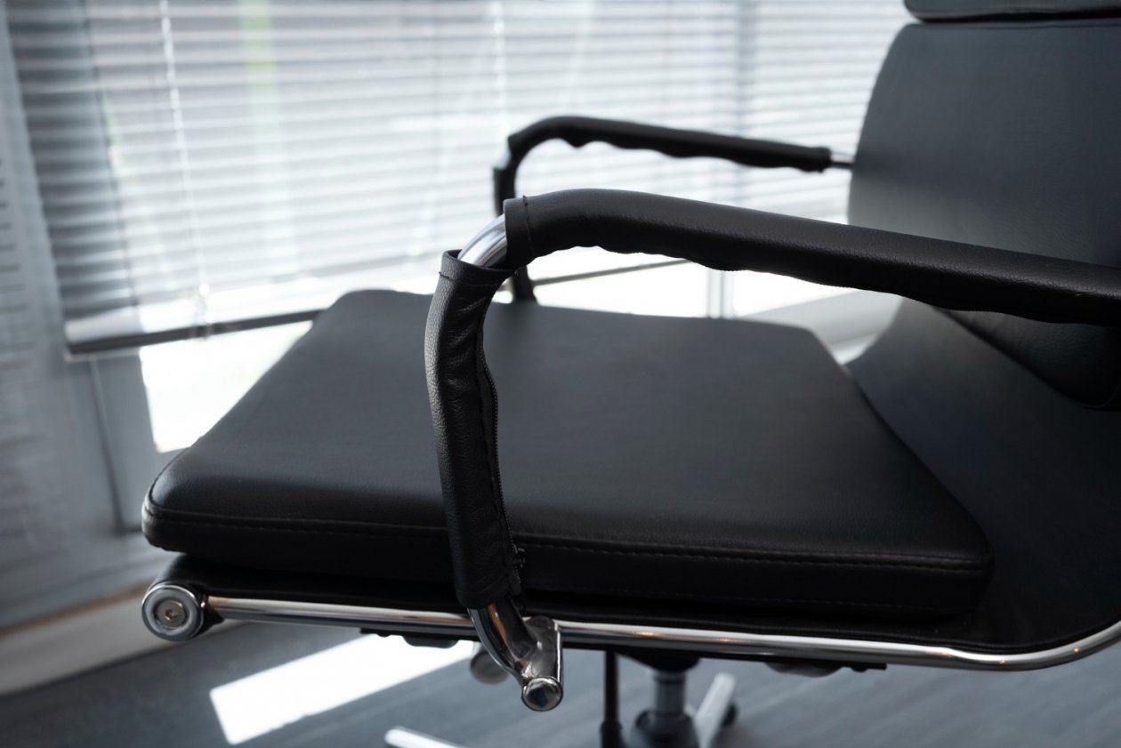 Ортопедическое кресло на работе freepik.com