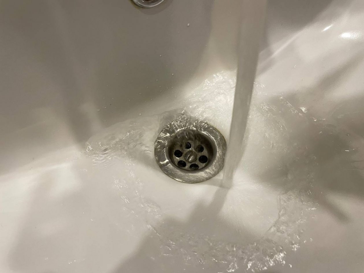 Почистил засор в раковине обычной металлической вешалкой — и вытащил весь жир и волосы за 3 минуты ИА SevastopolMedia