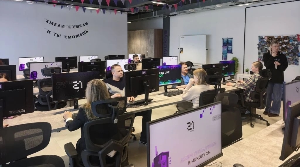 В Магадане участники Бизнес-клуба побывали на экскурсии в &quotШколе 21&quot Источник