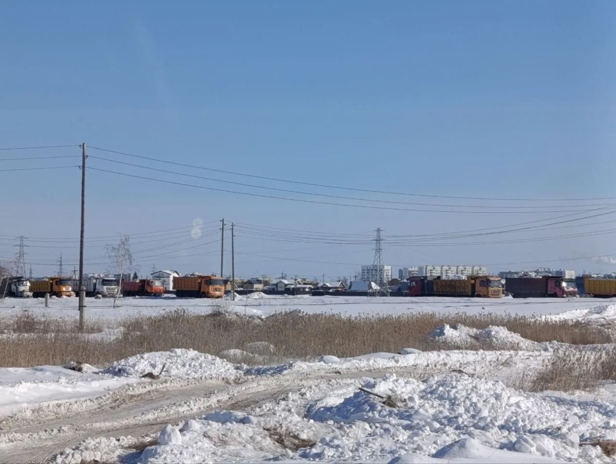 Власти Якутска прокомментировали видео, где женщина мешает проехать Камазам со снегом От читателей YakutiaMedia