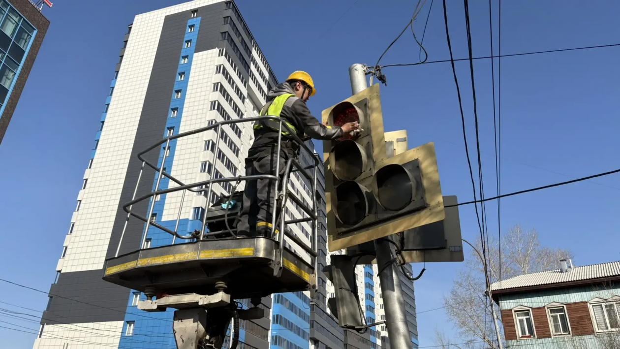 В Улан-Удэ бросились мыть светофоры после зимы администрация г. Улан-Удэ